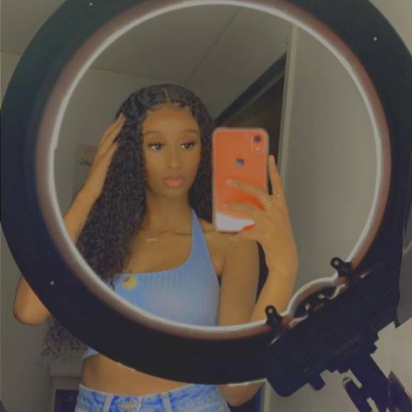 adore_myia